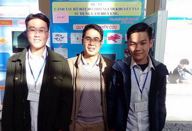 Ảnh từ trái sang: Học sinh Lê Văn Cường,thầy giáo Lê Đức Thiện và Nguyễn Thanh Bình 