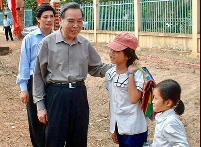 Nguyên Thủ tướng Phan Văn Khải luôn quan tâm đến sự nghiệp "trồng người"