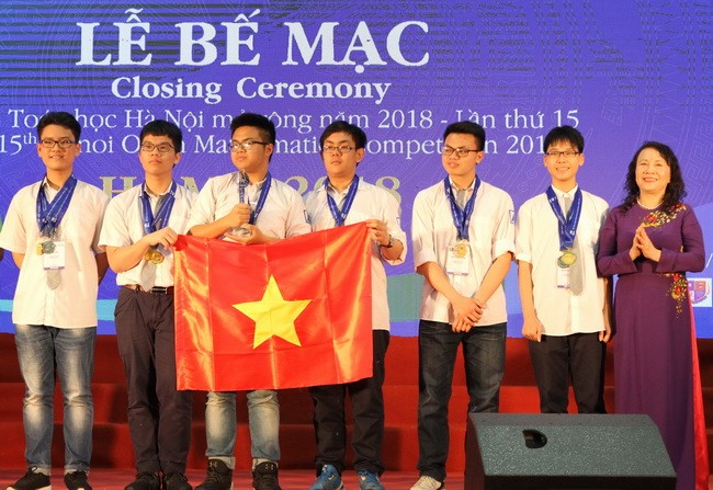 Thứ trưởng Bộ GD&ĐT Nguyễn Thị Nghĩa chúc mừng các thí sinh đạt giải Nhất đồng đội