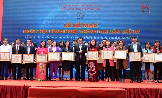 Thứ trưởng Bộ GD&ĐT Nguyễn Hữu Độ trao giấy khen cho các tập thể có thành tích xuất sắc