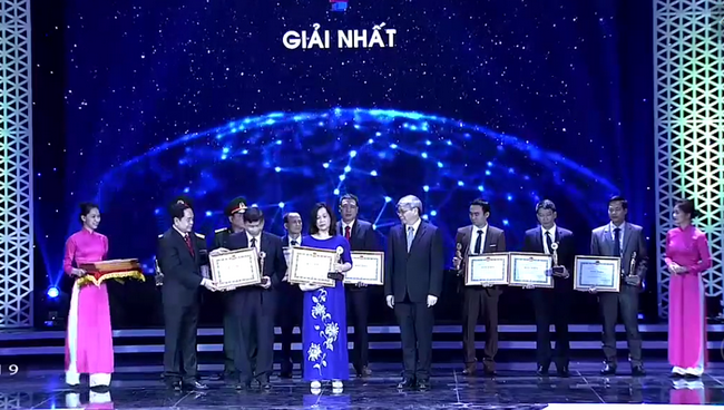 Chủ tịch UBTƯ MTTQ Việt Nam Trần Thanh Mẫn trao Giải Nhất cho các tác giả đoạt giải.