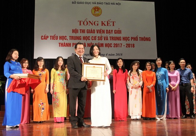 Ông Lê Ngọc Quang- Phó Giám đốc Sở GD&ĐT Hà Nội trao bằng khen cho các giáo viên đạt giải Nhất