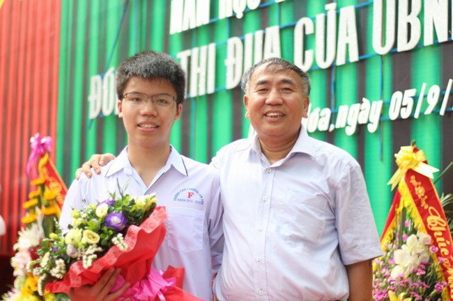 Nguyễn Ngọc Long và thầy giáo chủ nhiệm Lê Văn Hoành