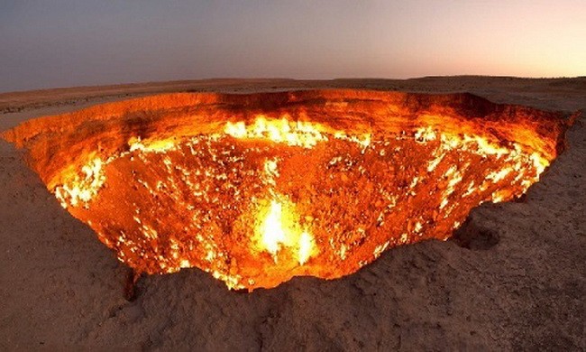 Miệng hố bốc cháy suốt 50 năm trên sa mạc