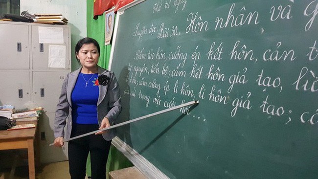 Cô giáo Tăng Tố Hương hướng dẫn cả lớp đánh vần bài học