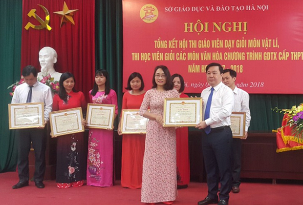 Ông Chử Xuân Dũng- Giám đốc Sở GD&ĐT Hà Nội trao bằng khen cho các giáo viên đạt giải