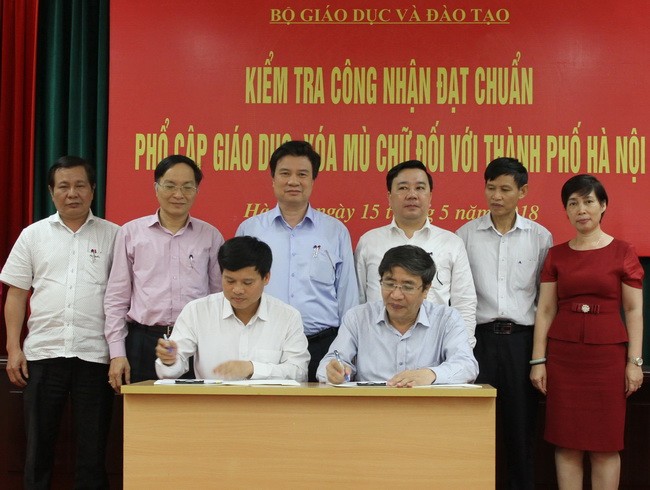Đại diện Bộ GD&ĐT và UBND thành phố Hà Nội kí biên bản ghi nhớ về công nhận đạt chuẩn phổ cập giáo dục, xóa mù chữ đối với thành phố Hà Nội.