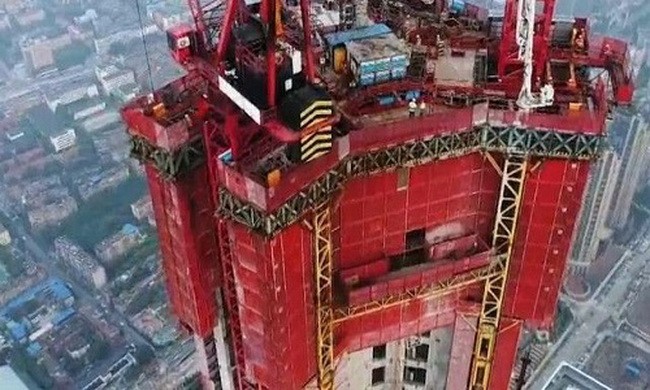 Cỗ máy xây nhà chọc trời nặng 2.000 tấn