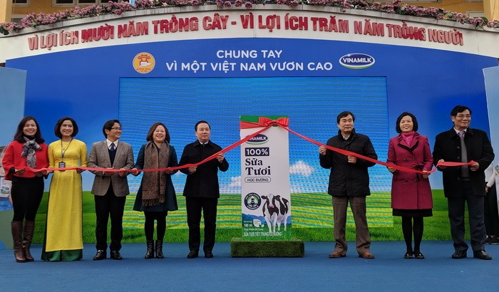 Các đại biểu thực hiện nghi lễ phát động thực hiện chương trình Sữa học đường thành phố Hà Nội