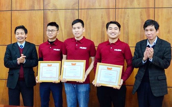 Lãnh đạo trường ĐH Bách khoa Hà Nội trao giấy khen cho 3 thành viên của đội Amazingbamboo