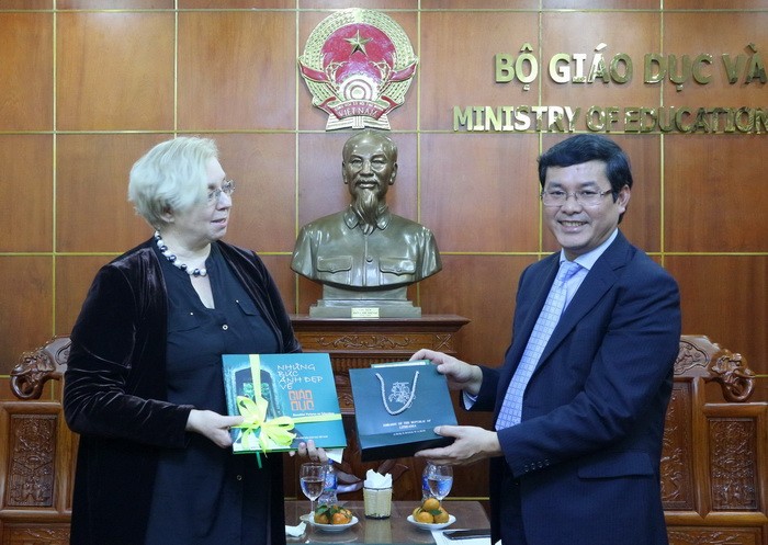 Thứ trưởng Nguyễn Văn Phúc tặng quà bà Ina Marciulionyte