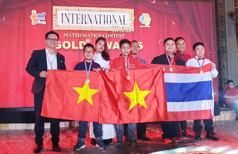 Hai học sinh đạt huy chương vàng (Từ trái sang): Trần Minh Đức và Nguyễn Duy Khôi