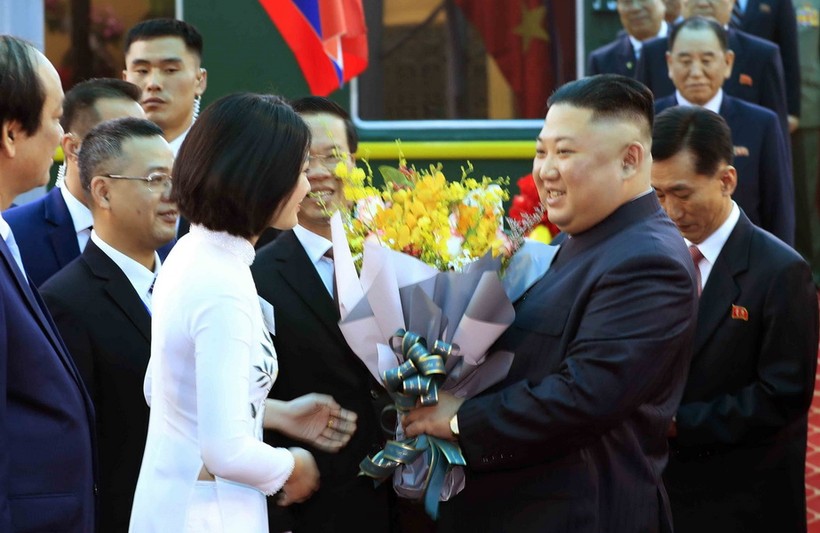 Nữ sinh xứ Lạng tặng hoa Chủ tịch Kim Jong Un