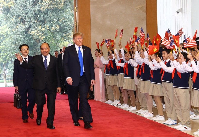 Học sinh Trường THCS Nguyễn Du chào đón Tổng thống Donald Trump