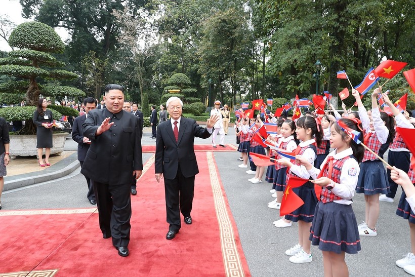 100 học sinh quận Hoàn Kiếm tươi tắn chào đón Chủ tịch Triều Tiên Kim Jong Un