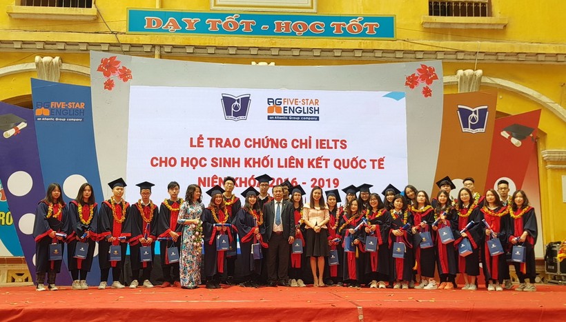 Lãnh đạo Sở GD&ĐT Hà Nội trao chứng chỉ cho các em học sinh