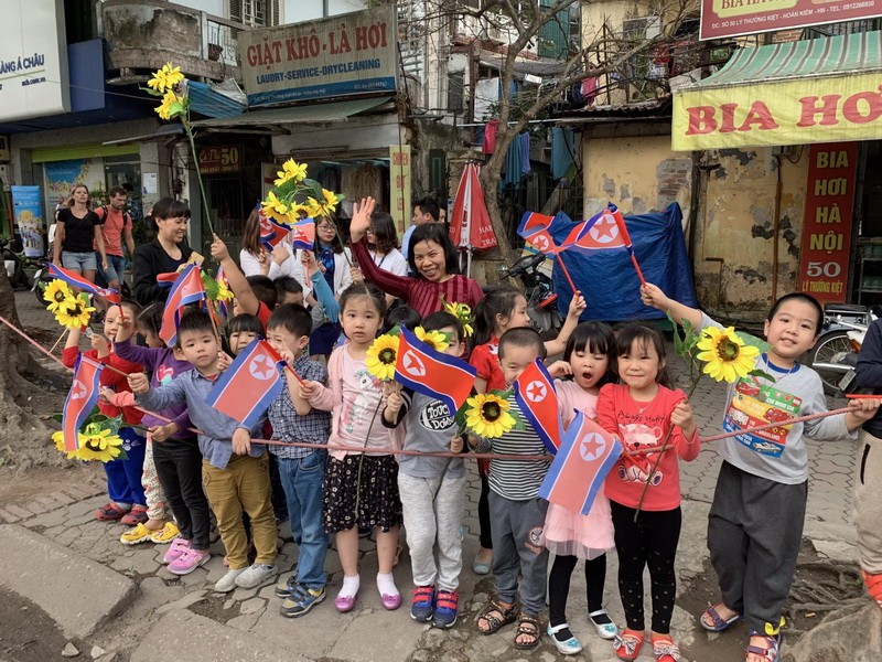 Học sinh Hà Nội vẫy cờ hoa tiễn chủ tịch Kim Jong Un về nước