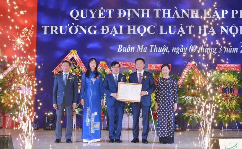 Đại diện Bộ Tư pháp, Bộ GD&ĐT, UBND tỉnh Đắk Lắk trao quyết định Thành lập phân hiệu Đại học Luật Hà Nội tại Đắk Lắk