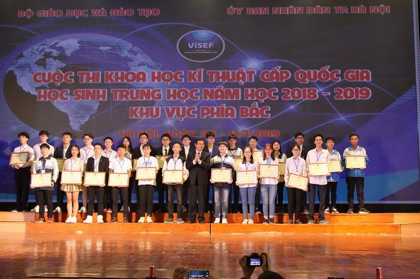Thứ trưởng Nguyễn Văn Phúc trao giải cho các dự án đoạt giải Nhất
