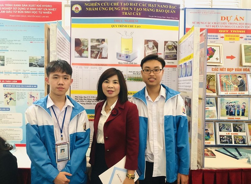 Bùi Quang Minh, Phạm Tùng Lâm cùng cô giáo Nguyễn Thị Hồng Thúy-Hiệu trưởng Trường THPT chuyên Hưng Yên