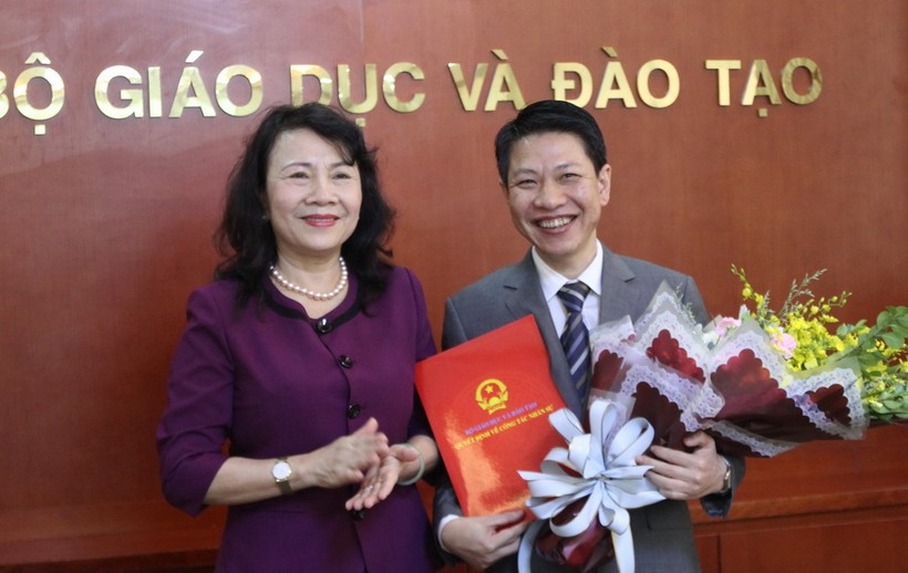 Thứ trưởng Nguyễn Thị Nghĩa tặng hoa chúc mừng ông Nguyễn Xuân An Việt