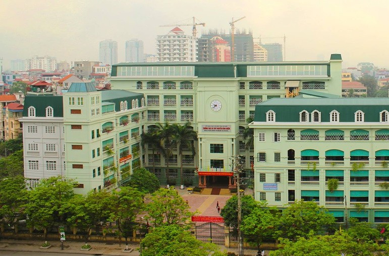Trường THCS-THPT Nguyễn Bỉnh Khiêm  bao gồm 4 tòa nhà 7 và 9 tầng