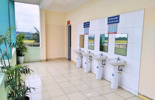Nhiều nhà vệ sinh trường học tại Hà Nội đã được xây dựng hiện đại
