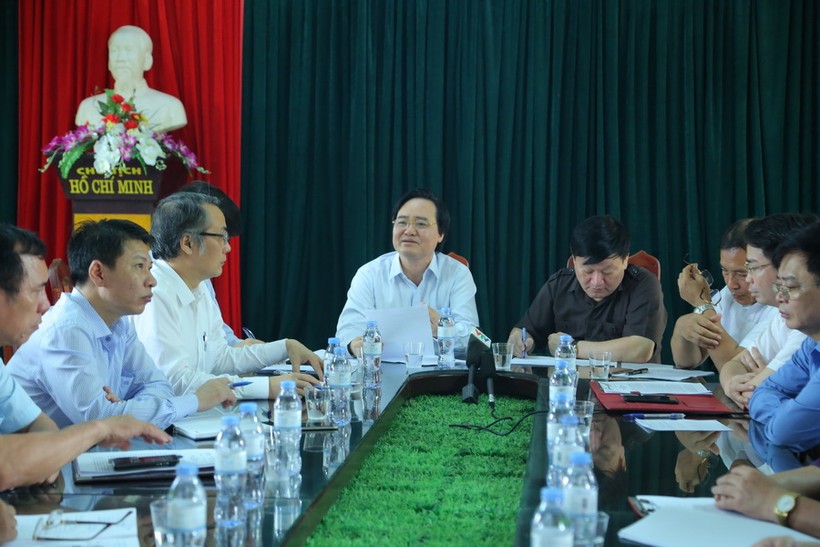 Bộ trưởng Phùng Xuân Nhạ cùng ông Nguyễn Văn Phóng- Chủ tịch UBND tỉnh Hưng Yên chỉ đạo buổi làm việc