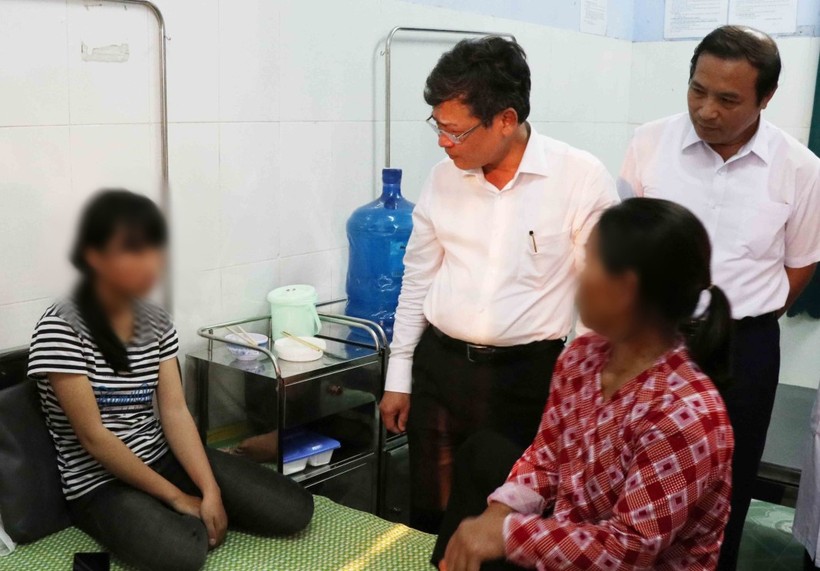 Lãnh đạo tỉnh Hưng Yên thăm hỏi và động viên em Nguyễn Thị Hải Yến