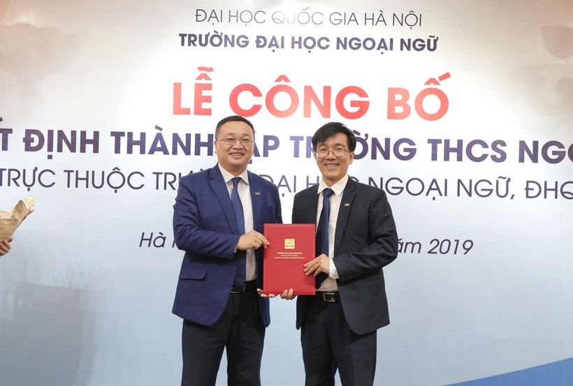 Ông Đỗ Tuấn Minh trao quyết định bổ nhiệm hiệu trưởng cho ông Nguyễn Phú Chiến