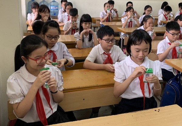 Học sinh Hà Nội hào hứng uống sữa học đường