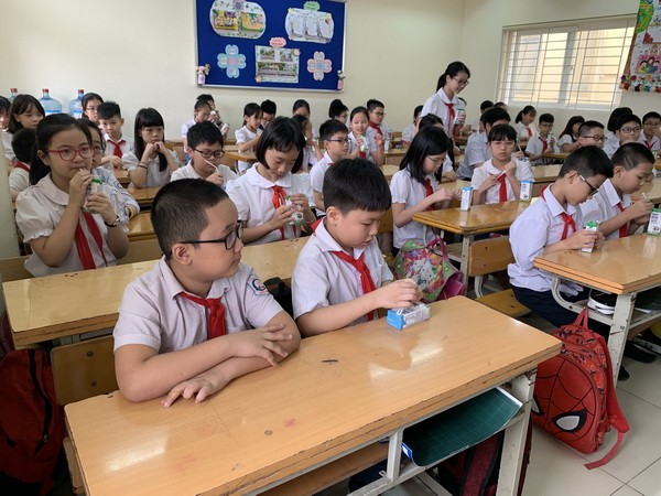 Học sinh trường tiểu học Cát Linh hào hứng uống sữa học đường