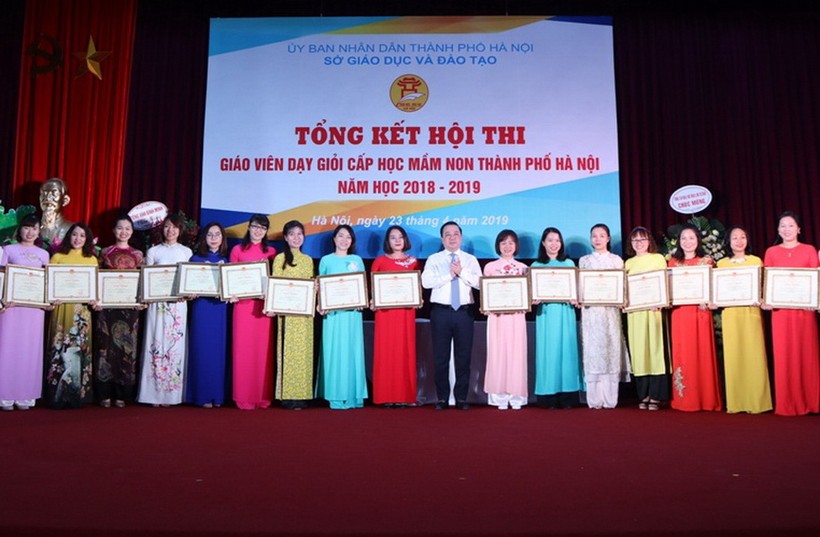 Giám đốc Sở GD&ĐT Hà Nội trao bằng khen cho các GV đoạt giải Nhất