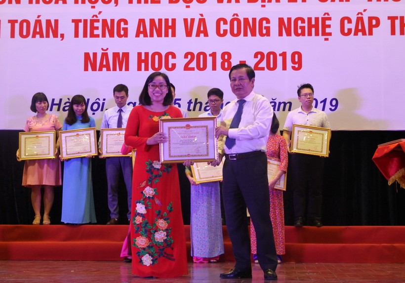 Ông Lê Ngọc Quang- Phó Giám đốc Sở GD&ĐT Hà Nội trao bằng khen cho các giáo viên đoạt giải Nhất cấp THPT