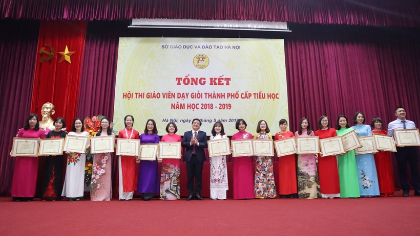Ông Thái Văn Tài – Quyền Vụ trưởng Vụ Giáo dục Tiểu học (Bộ GD&ĐT) trao Giấy khen của Sở GD&ĐT Hà Nội cho các GV đoạt giải Nhất