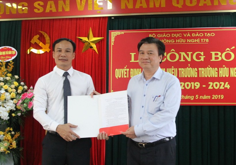 Thứ trưởng Nguyễn Hữu Độ trao quyết định bổ nhiệm chức vụ hiệu trưởng Trường Hữu nghị T78 