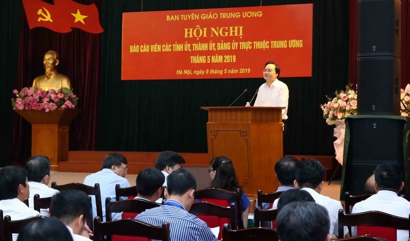 Bộ trưởng Phùng Xuân Nhạ trình bày báo cáo tại hội nghị
