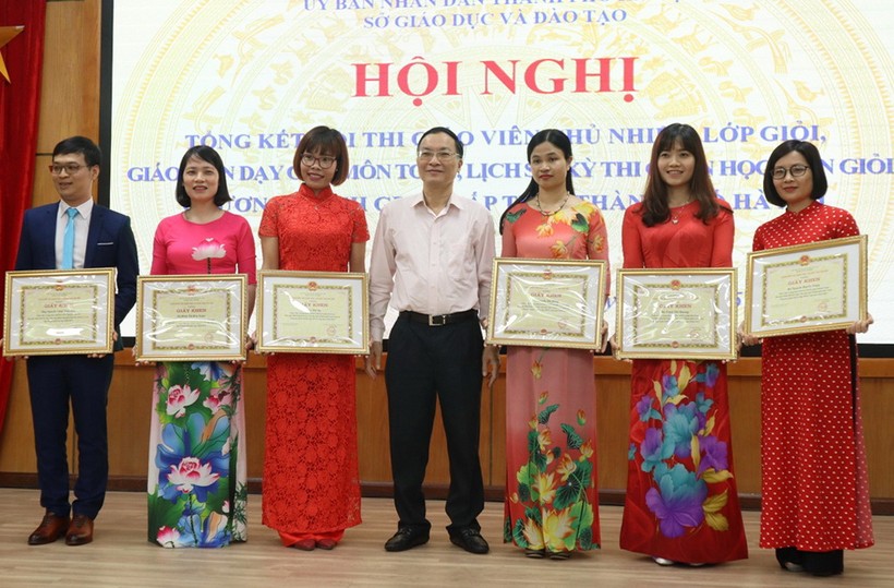 Ông Phạm Văn Đại trao Giấy khen cho các giáo viên đoạt giải Nhất 