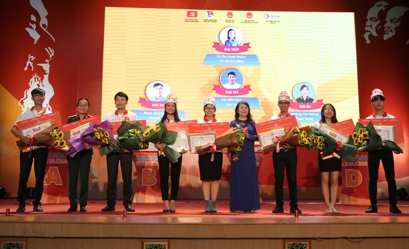 Thứ trưởng Nguyễn Thị Nghĩa trao bằng khen của Bộ GD&ĐT cho các cá nhân đoạt giải Nhất
