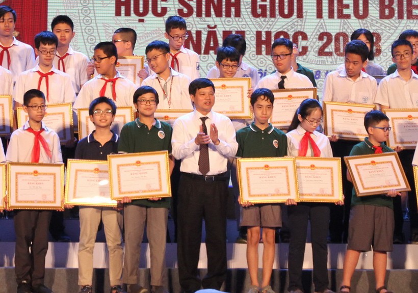 Lãnh đạo thành phố Hà Nội trao bằng khen cho các em học sinh tiêu biểu 
