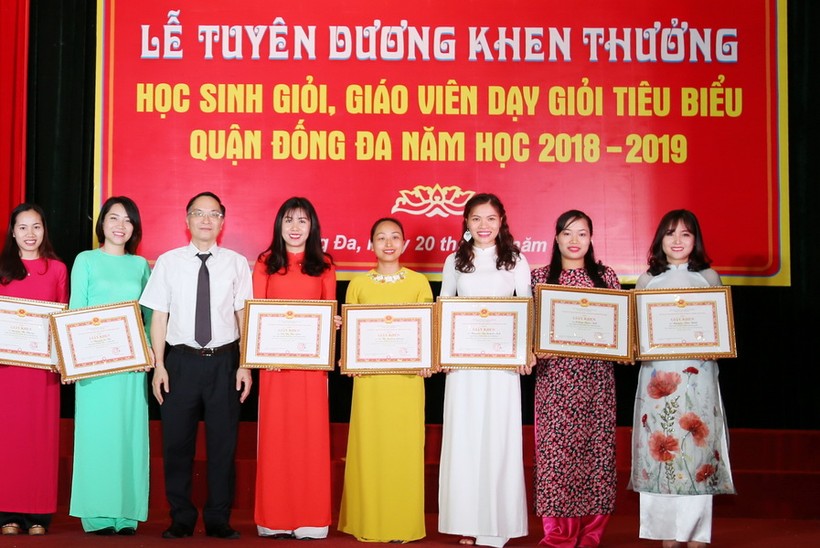 Lãnh đạo Sở GD&ĐT Hà Nội tặng bằng khen các giáo viên xuất sắc