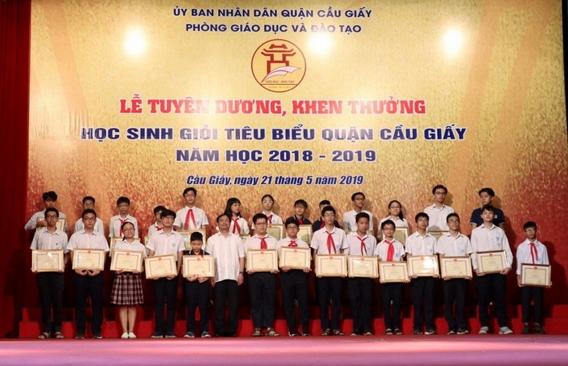 Quận Cầu Giấy (Hà Nội) khen thưởng học sinh tiêu biểu xuất sắc