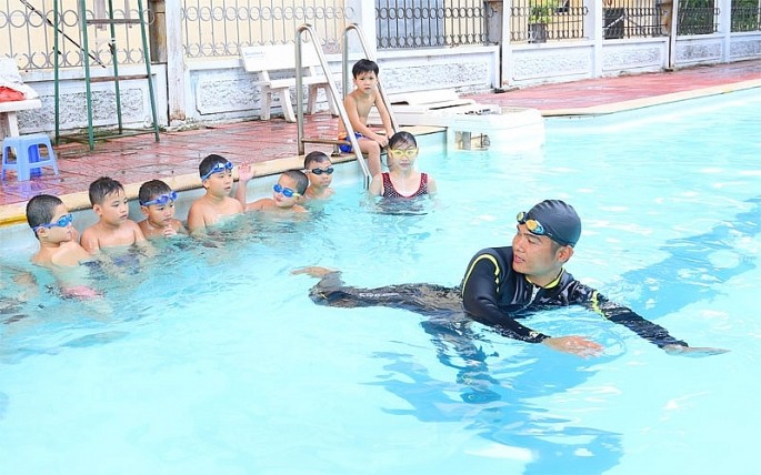 Hà Nội khuyến khích cha mẹ cho con học bơi trong dịp hè