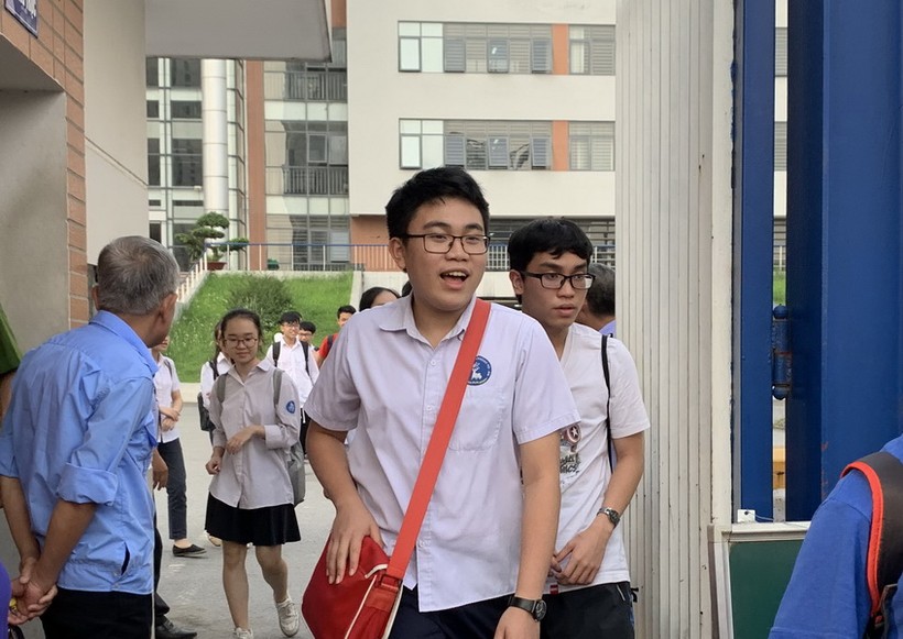 Thí sinh Hà Nội tươi cười khi hoàn thành môn thi chuyên vào lớp 10