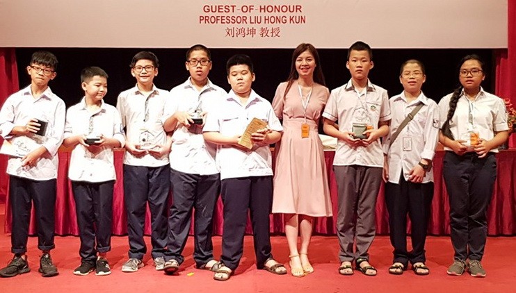 Học sinh Việt Nam nhận giải.