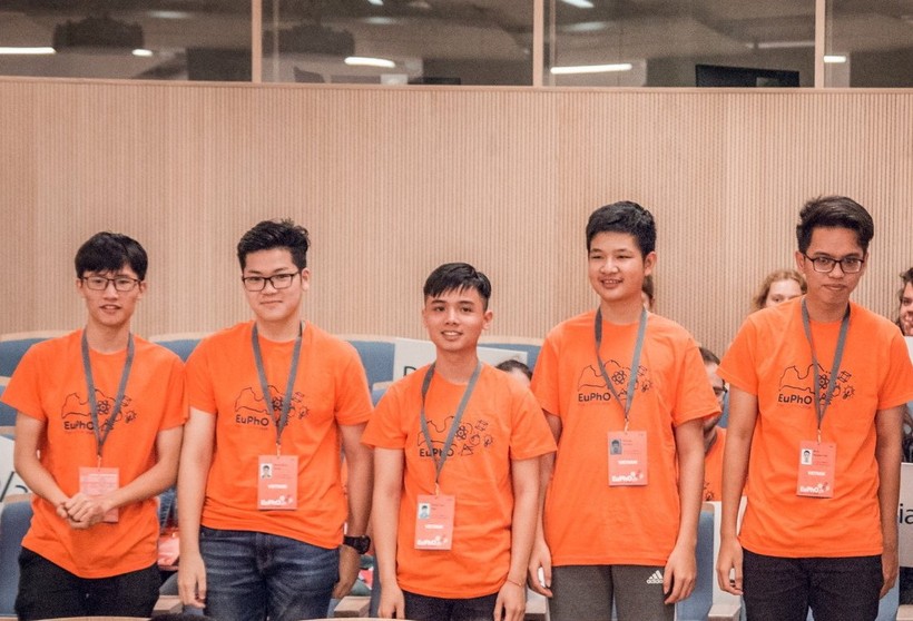 Các thí sinh đội tuyển Việt Nam tham dự EuPhO 2019