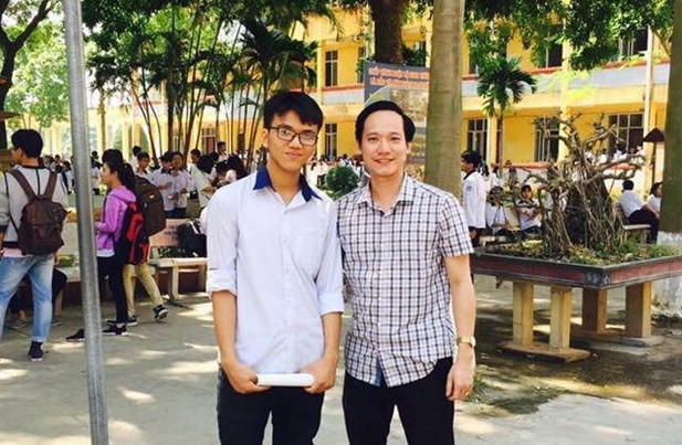 Vương Tùng Dương và thầy giáo Lê Xuân Đại
