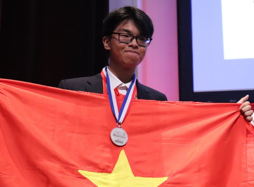 Nguyễn Đình Hoàng nhận huy chương bạc tại IChO 2019