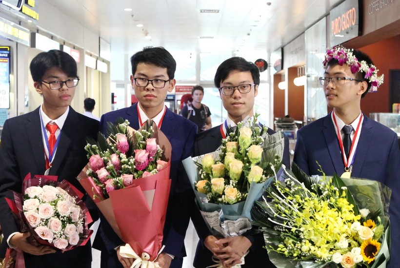 Đón đoàn học sinh Việt Nam về nước sau kì tích tại Olympic Hóa học quốc tế