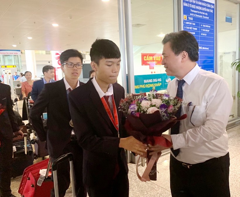 Thứ trưởng Nguyễn Hữu Độ chúc mừng các em HS tại cửa sân bay